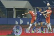 Erik Paartalu (in blue) attempting a header (Image Courtesy: ISL Media)